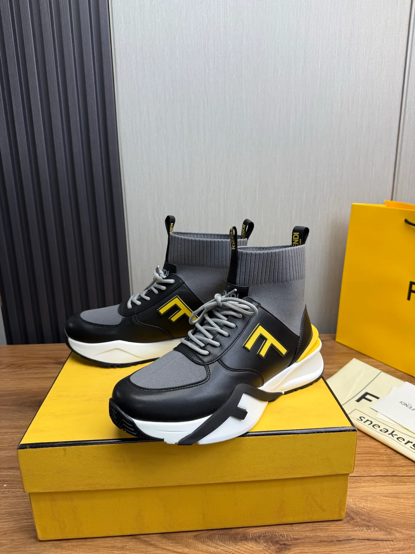 Men's men's shoes 💰560💰 Fendi [Fendi] hot style is on the market 🔥Fashionable casual men's shoes 🔱 Made of original brand fly knit fabric. Original cowhide + breathable mesh lining + sheepskin feet. Perfect shape and top quality, you deserve it 🔜Original rubber outsole, ultra-light, non-slip and wear-resistant 👣 Standard size 38-44